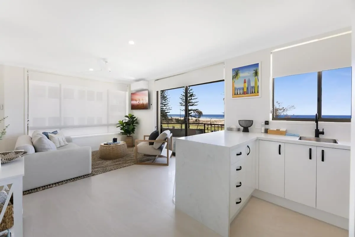 Beachfront Studio With Balcony & Stunning Views Голд-Кост Апартаменты