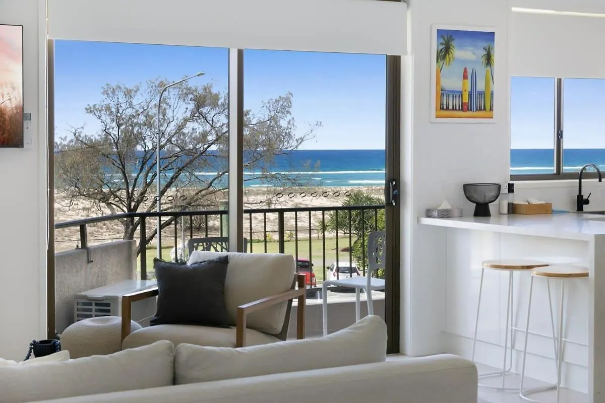 Beachfront Studio With Balcony & Stunning Views Голд-Кост Апартаменты