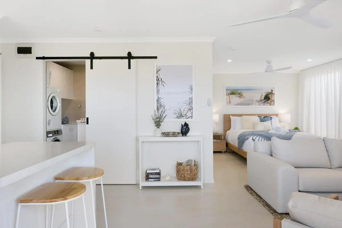 Апартаменты Beachfront Studio With Balcony & Stunning Views Голд-Кост