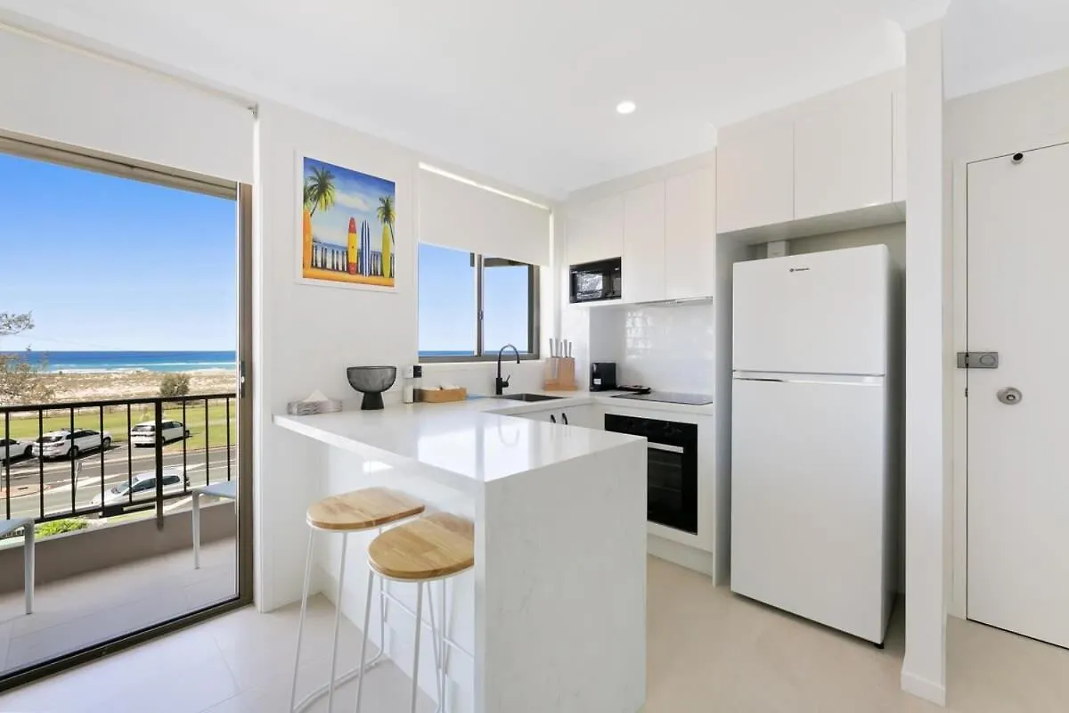 Апартаменты Beachfront Studio With Balcony & Stunning Views Голд-Кост
