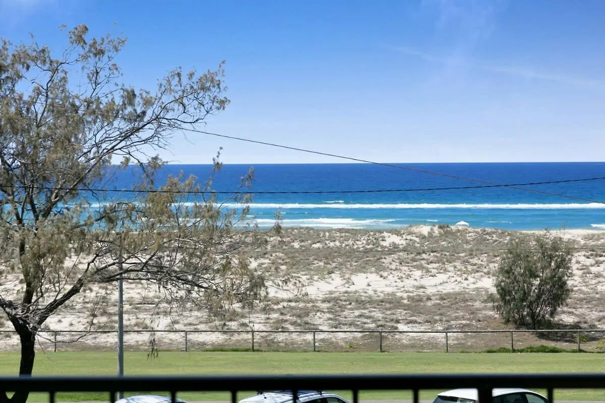 Beachfront Studio With Balcony & Stunning Views Голд-Кост Австралия