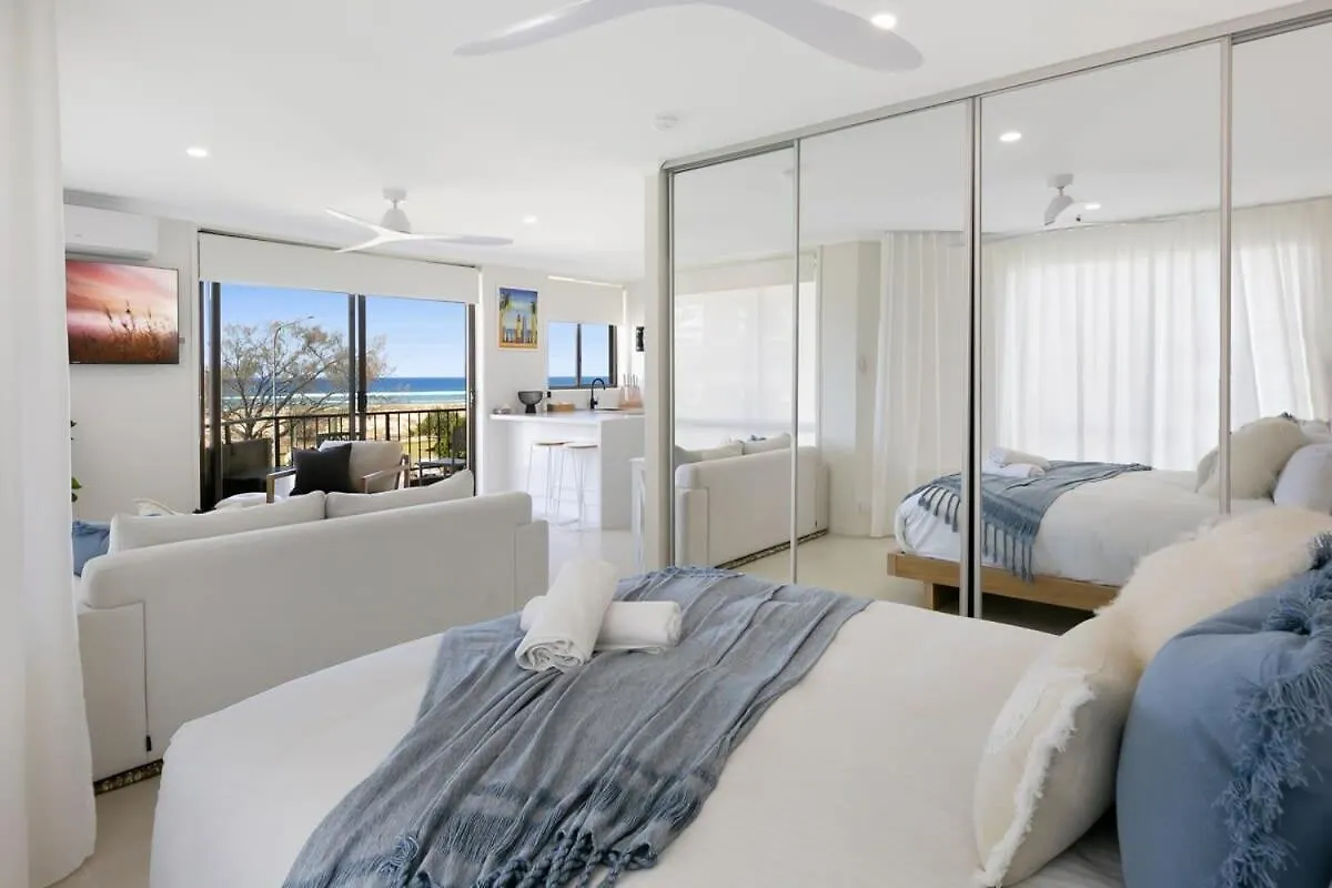 Beachfront Studio With Balcony & Stunning Views Голд-Кост