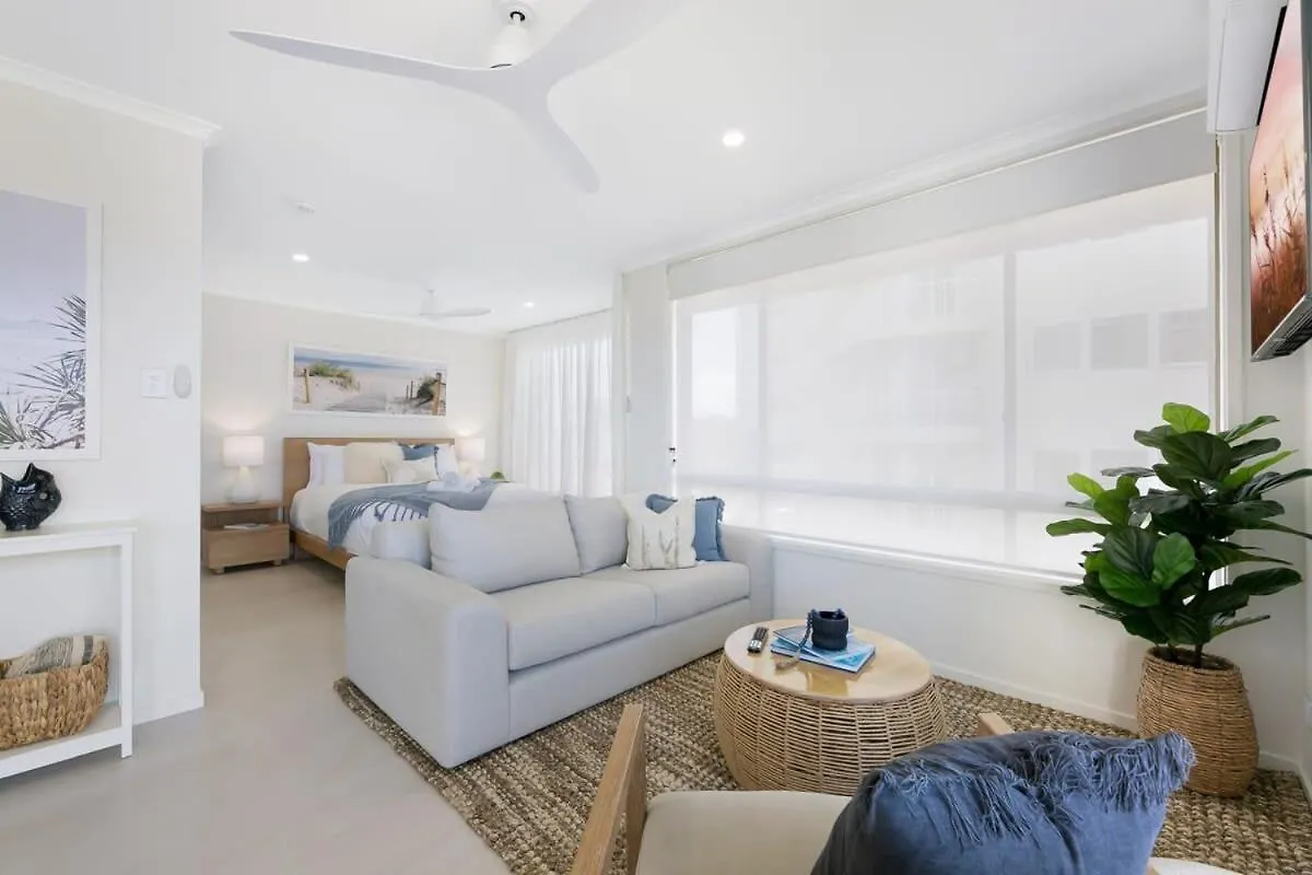 Beachfront Studio With Balcony & Stunning Views Голд-Кост Австралия