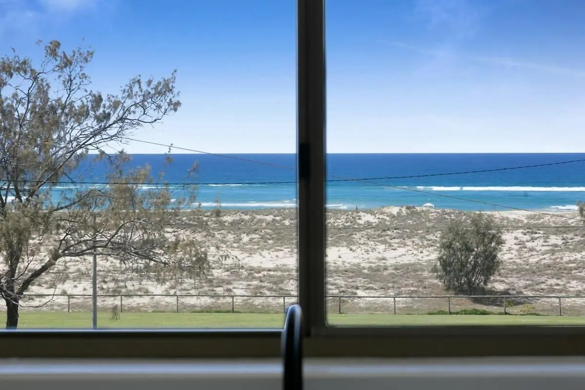 Beachfront Studio With Balcony & Stunning Views Голд-Кост Апартаменты